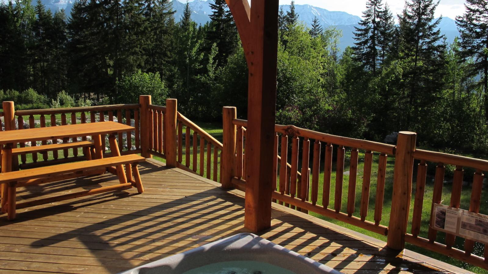 Smiley Wolf Cabin Hot Tub