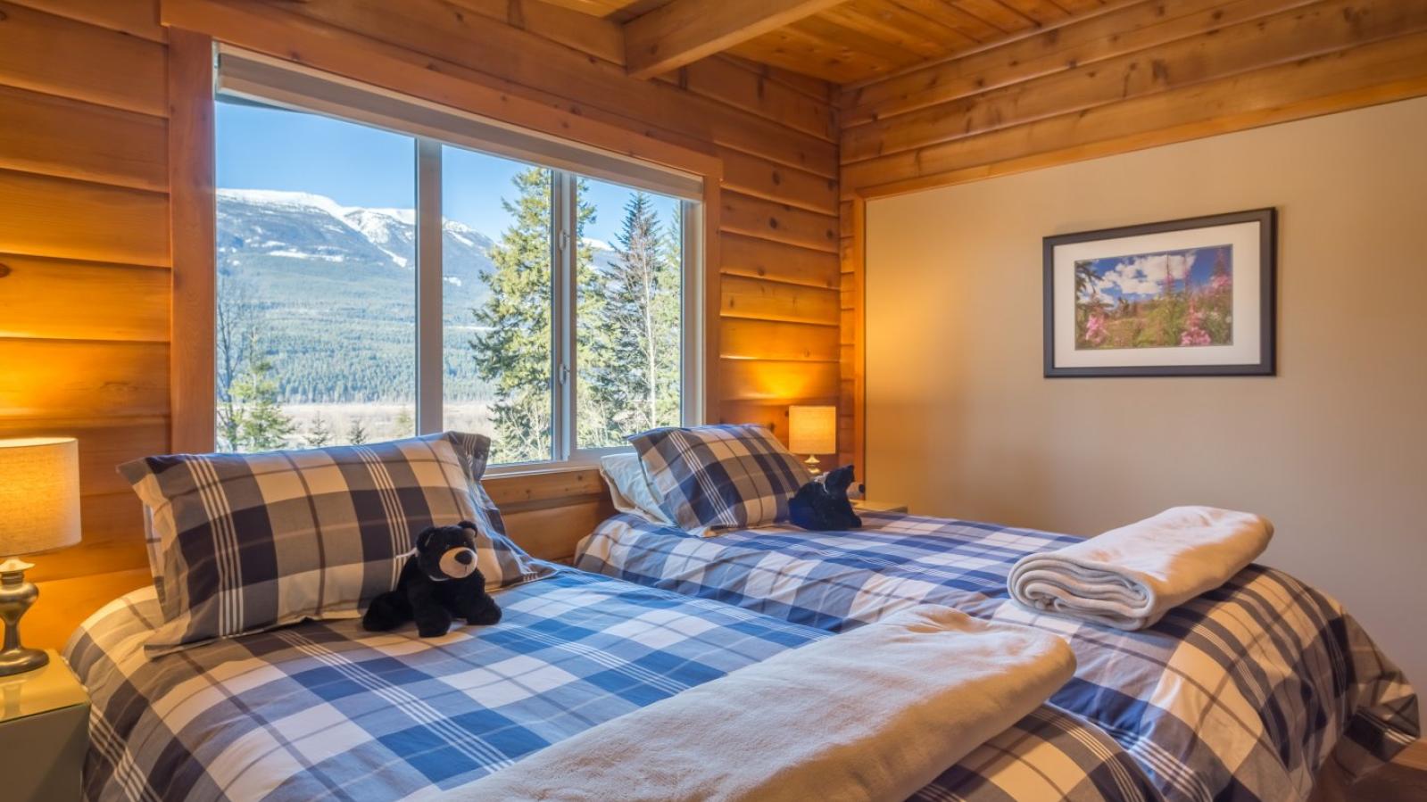 Bedroom featuring 2 single beds