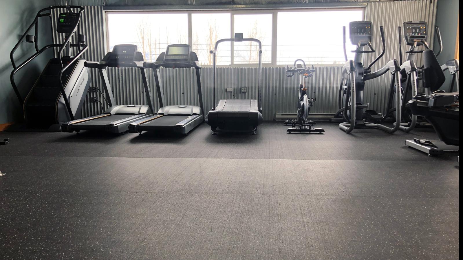 Golden's Gym Cardio Room